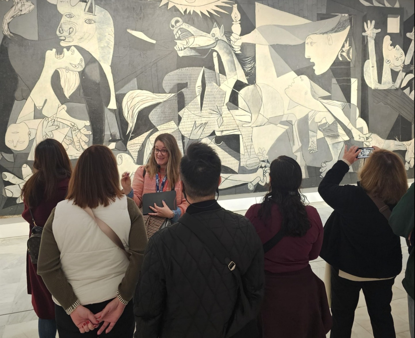 Helena del Pozo guiando en el Museo Reina Sofía